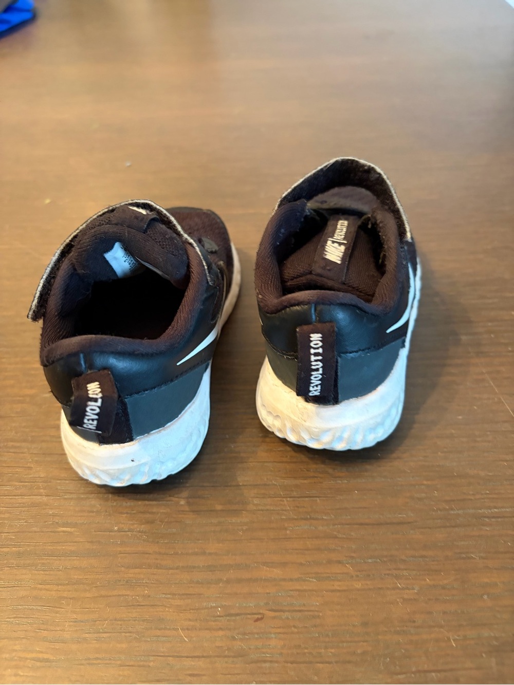 Nike | Infant Black Sneakers with White Swoosh | Size: 6C - Picture 4 of 5